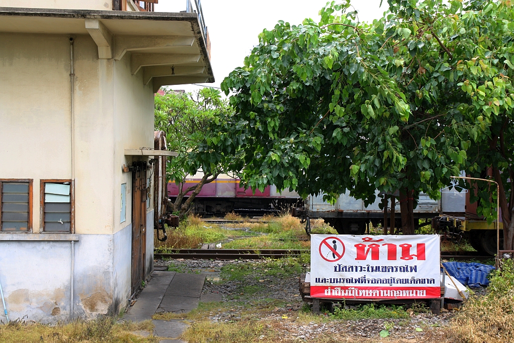 Beim Zugang zum Depot neben dem Stellwerk der Thon Buri Station findet sich dieser Hinweis. Bild vom 01.Mai 2022.