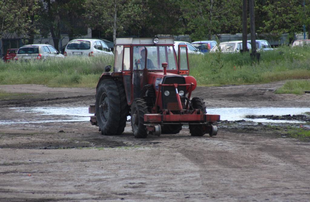 Beim zweiten Hinschauen erkannte ich dieses Zweiwegefahrzeug. Der Schienen
Traktor machte sich wenig spter am 7.5.2010 beim Verschub von Gterwagen
im Bahnhof Sombor in Serbien ntzlich.