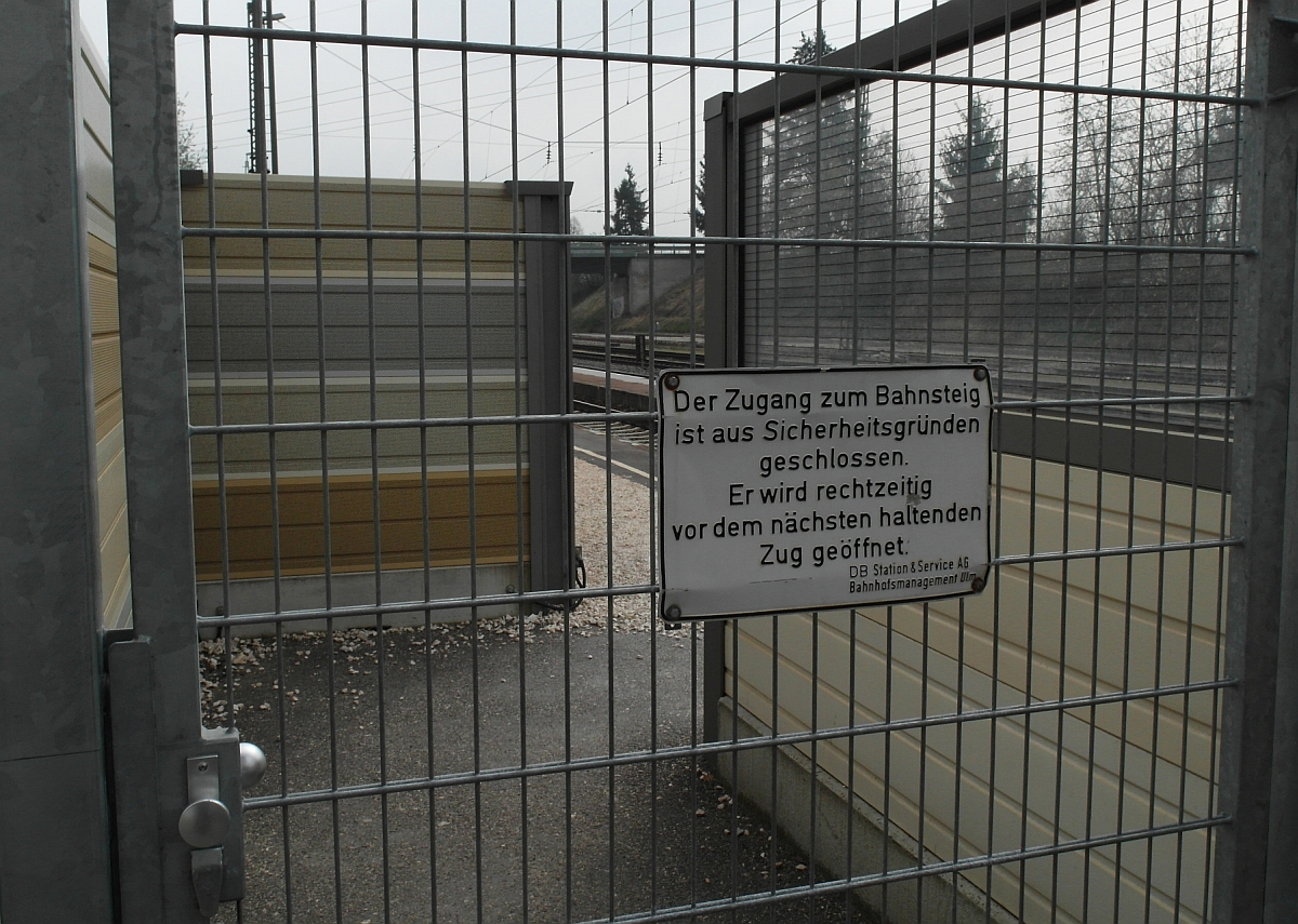Beimerstetten (|) - Hier sind keine Bahnsteigbilder von ein-, aus- oder durchfahrenden Zgen mglich - geschlossener Zugang zu den Bahnsteigen am Bahnhof von Beimerstetten (05.04.2014).
