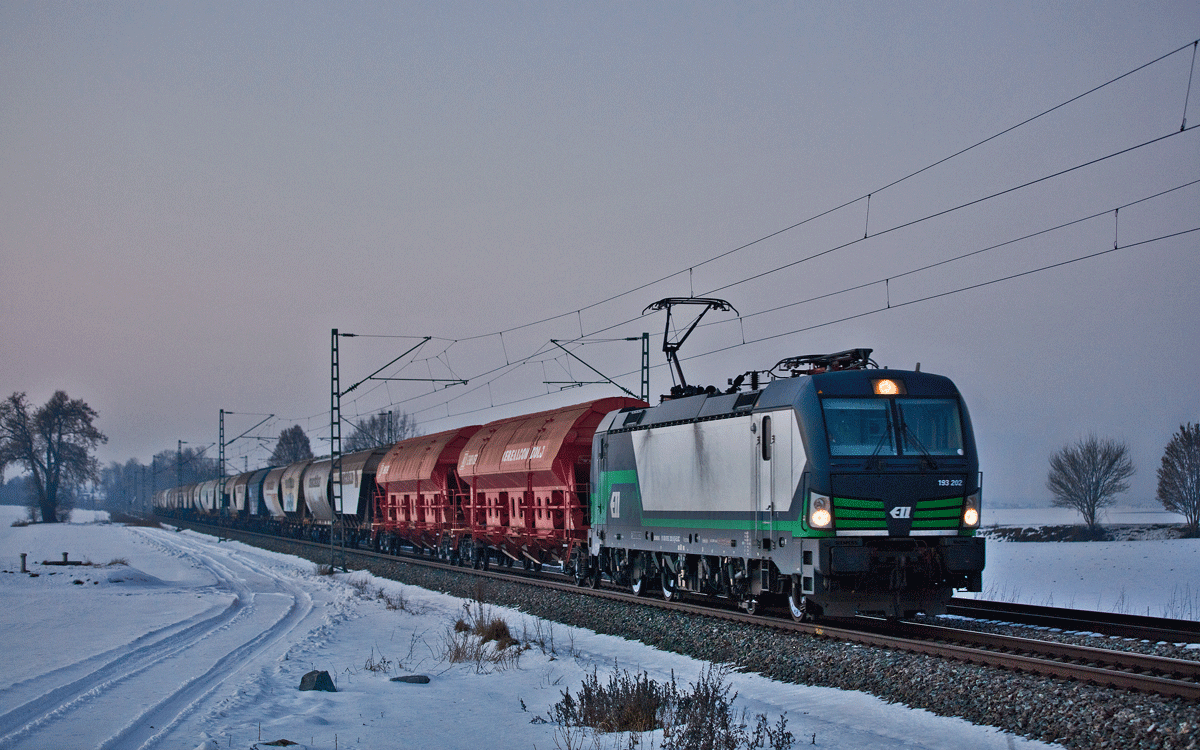 Bein Einnachten fährt die ELL 193 202 in Langenisarhofen mit einem Getreidezug vorüber.Bild vom 19.1.2017