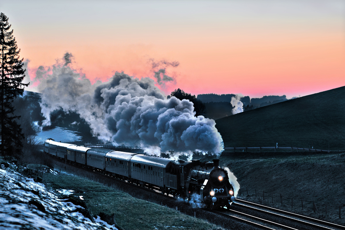 Beinahe im Dunkeln fährt die S 3/6 18 3673 mit dem Sonderzug nach Nördlingen die Günzacher Steige hinauf.Bild 24.3.2018