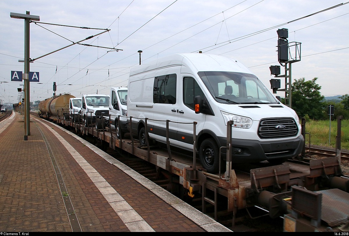 Beinahe schon ein Fahrzeugfoto.
Blick auf einen Flachwagen, beladen mit Nutzfahrzeugen von Ford (NVR-Nummer nicht bekannt), der in einem gemischten Gz mit 187 ??? DB eingereiht ist und Naumburg(Saale)Hbf auf Gleis 3 verlässt.
[16.6.2018 | 7:55 Uhr]