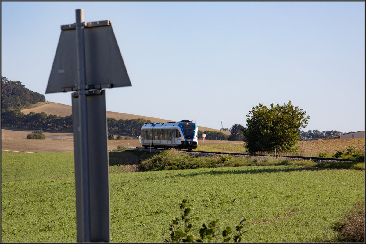 Beinahe sein Ziel erreicht hat 5063.08 auf der Reise zum Regionalbahntag Ernstbrunn. 
Trapeztafel Ernstbrunn am 21.09.2019