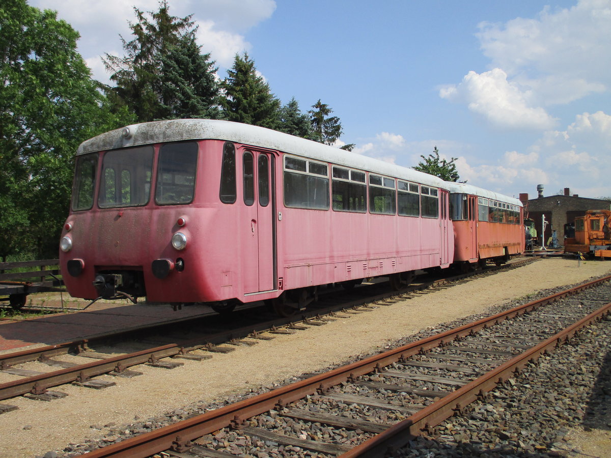 Beiwagen 971 003 und 771 003,noch ohne Beschriftung,am 27.Juni 2020,im Freigelände vom Eisenbahnmuseum Gramzow.