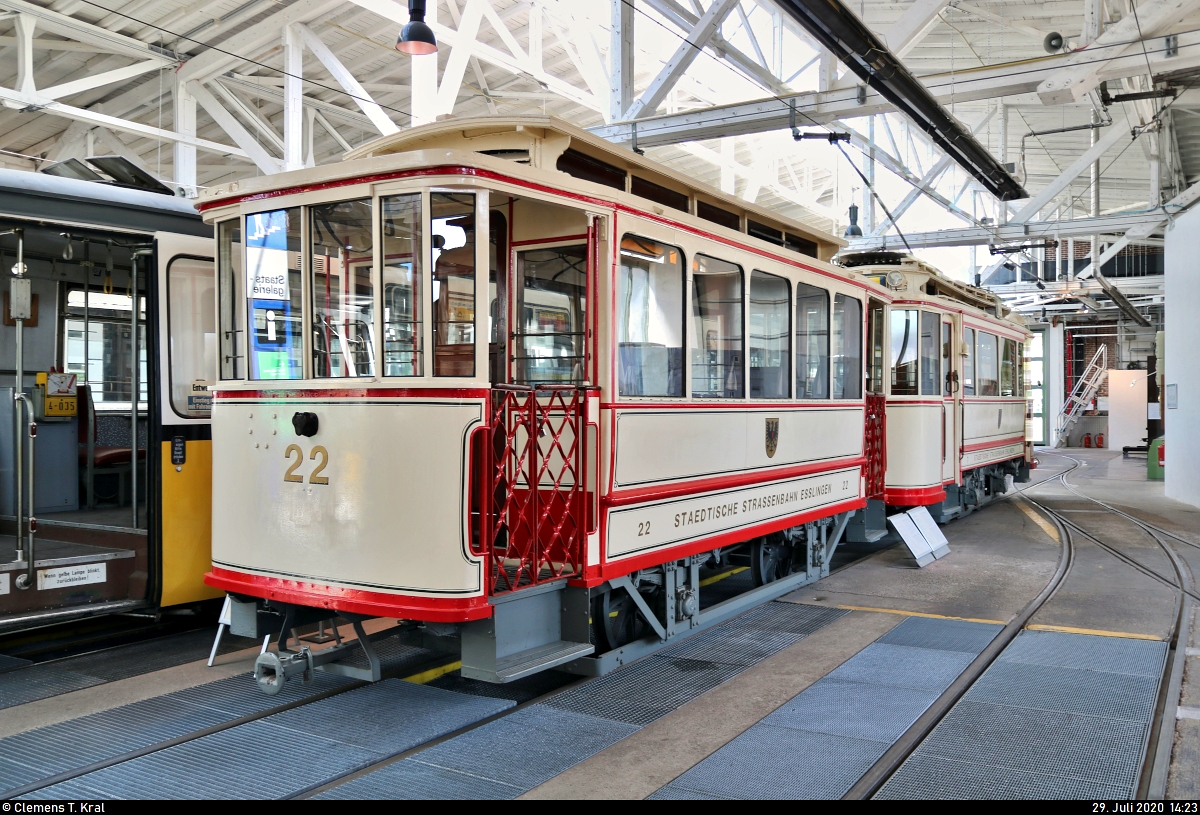 Beiwagen ESS 22, Baujahr 1912, und Triebwagen ESS 7, Baujahr 1912, der ehemaligen Eßlinger Städtische Straßenbahn (ESS) sind im Straßenbahnmuseum Stuttgart ausgestellt.

 Wagen 22 war der einzige Beiwagen, der die Stilllegung der ESS komplett überlebte. Er hatte nämlich erst wenige Jahre zuvor ein neues Untergestell erhalten. Deshalb hat er heute zwar einen Wagenkasten und eine Lackierung wie 1912, das Untergestell ist aber etwas moderner. Anders als alle Beiwagen der SSB besitzt er ein Laternendach, das in Stuttgart nur Triebwagen bekamen. Der Wagen überlebte bei der END, die ihn in Zeiten schwachen Verkehrs einsetzte. 

 Die Esslinger Städtische Straßenbahn eröffnete 1912 den Betrieb. Nachdem man 30 Jahre kaum in den Unterhalt der Strecke investiert hatte, ersetzte man die nun verschlissenen Gleise und Wagen 1944 durch eine neue Obusanlage. Damit ging der Gemeinschaftsbetrieb mit der SSB zu Ende. Die Linie 26 war vom Schloßlatz bis nach Oberesslingen gefahren. Wagen 7 war, als er zur SSB kam, schon 32 Jahre alt, so dass man ihn alsbald nach Reutlingen verkaufte, wo er als Arbeitswagen überlebte. 

[29.7.2020 | 14:23 Uhr]

Textquelle: Informationstafel vor Ort