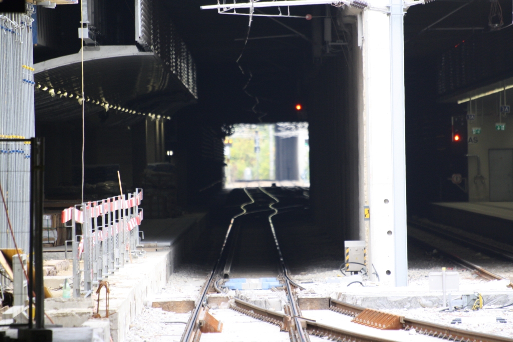 Bekanntlich dehnt sich, bzw. schrumpft auch Stahl unter Themperaturbeeinflussung. Das Bild vom 01.April 2014 am Bf. Flughafen Wien zeigt deutlich die unterschiedlichen Themperarurverhältnisse im und ausserhalb des Tunnels.  -  Bei dem Bildtext handelt es sich natürlich um einen APRILSCHERZ. Tatsächlich zeigt es die etwas außergewöhnliche Gleiskonfiguration am Bf. Flughafen Wien am 29.September 2012.