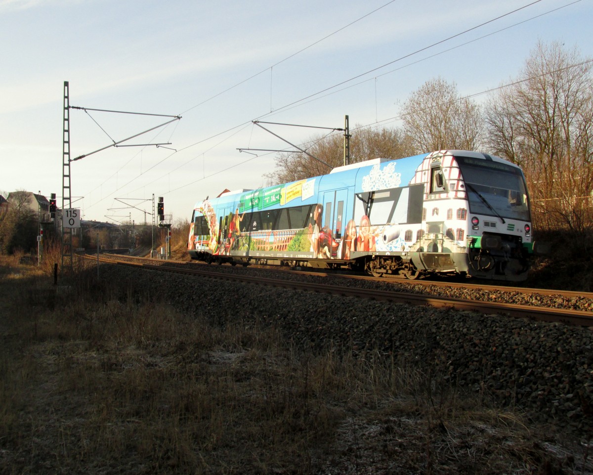 Beklebte Vogtlandbahn VT64 auf dem Weg nach Plauen am 10.03.2015 von der Morgensonne angestrahlt. 