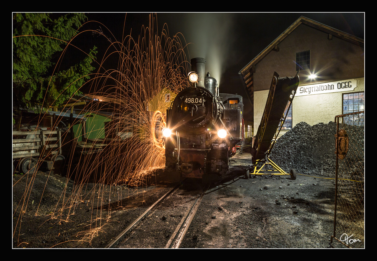 Bekohlen, Wasser nehmen, Entschlacken und anschließend Feierabend - Impression der ÖGEG Dampflok 498.04 in Grünburg.
08.12.2018