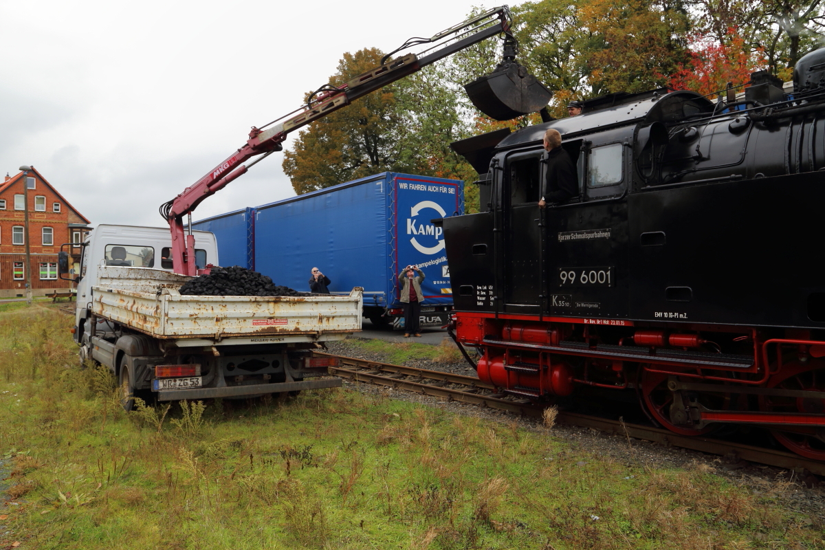 Bekohlung von 99 6001, im Rahmen einer Sonderzugveranstaltung der IG HSB, am Nachmittag des 18.10.2015 im Bahnhof Harzgerode. (Bild 1)