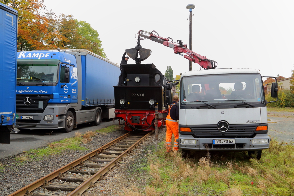 Bekohlung von 99 6001, im Rahmen einer Sonderzugveranstaltung der IG HSB, am Nachmittag des 18.10.2015 im Bahnhof Harzgerode. (Bild 3)