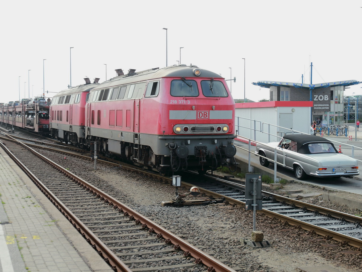 Beladung Sylt Shuttle  AS 1421 mit 218 371-3 und 218 386-1 am 20. August 2015 im Bahnhof Westerland (Sylt) – Weesterlön (Söl).

