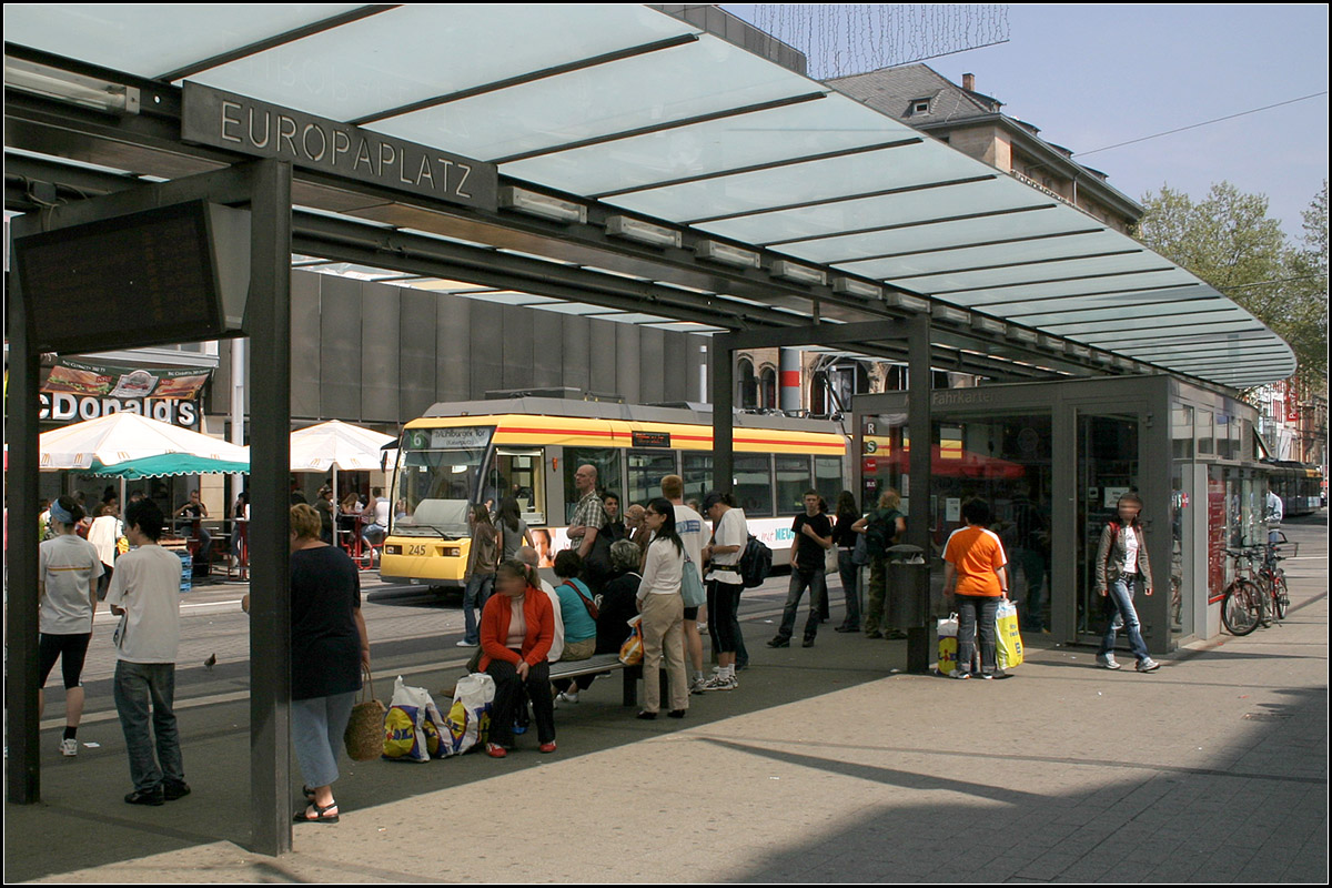 Belebte Innenstadt-Straßenbahnhaltestelle -

Die Haltestelle Europaplatz in der Karlsruher Innenstadt wird in zukünftig zwei Ebenen haben, neben der oberirdischen Station wird es auch eine U-Station geben. 2006 waren von den Tunnelbauarbeiten allerdings noch nichts zu sehen.

06.05.2006 (M)