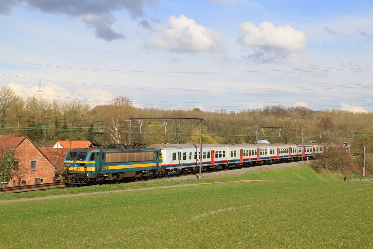 Belgiën 
Lok 2115 vom SNCB mit einem Personenzug P Bruxelles-Midi - Aalst, in Sint-Martens-Bodegem. 
3/4/2019