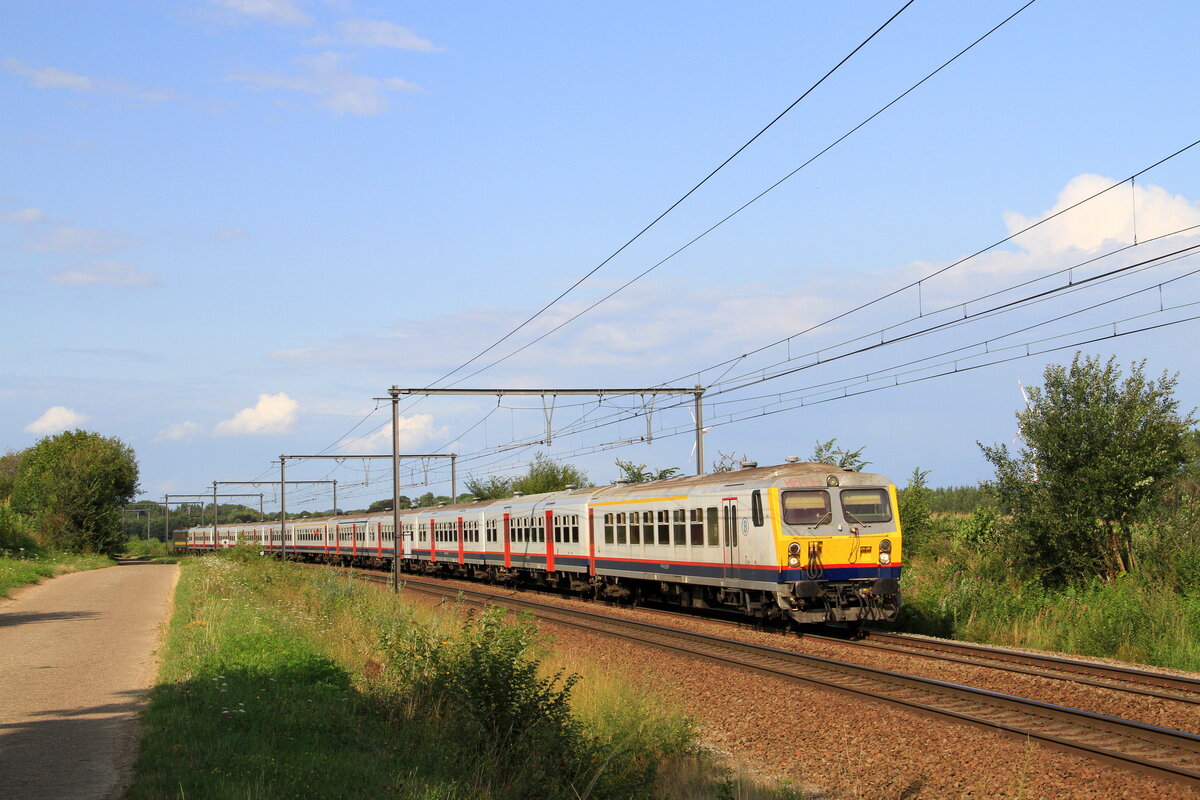 Belgiën 
Lok 2728 vom SNCB mit einem Personenzug P Bruxelles-Midi - Tongeren, in Tongeren. 7/8/2019