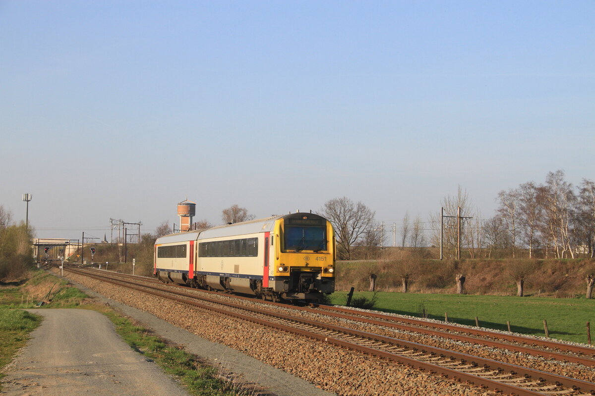 Belgiën 
Triebzug 4151 vom SNCB mit einem Personenzug Gent-Sint-Pieters - Geraardsbergen, in Melle.
22/3/2019