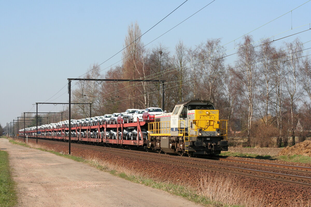 Belgiën
Lok 7807 von SNCB zieht einem Autozug Muizen - Kortenberg, im Hever
8/3/2011