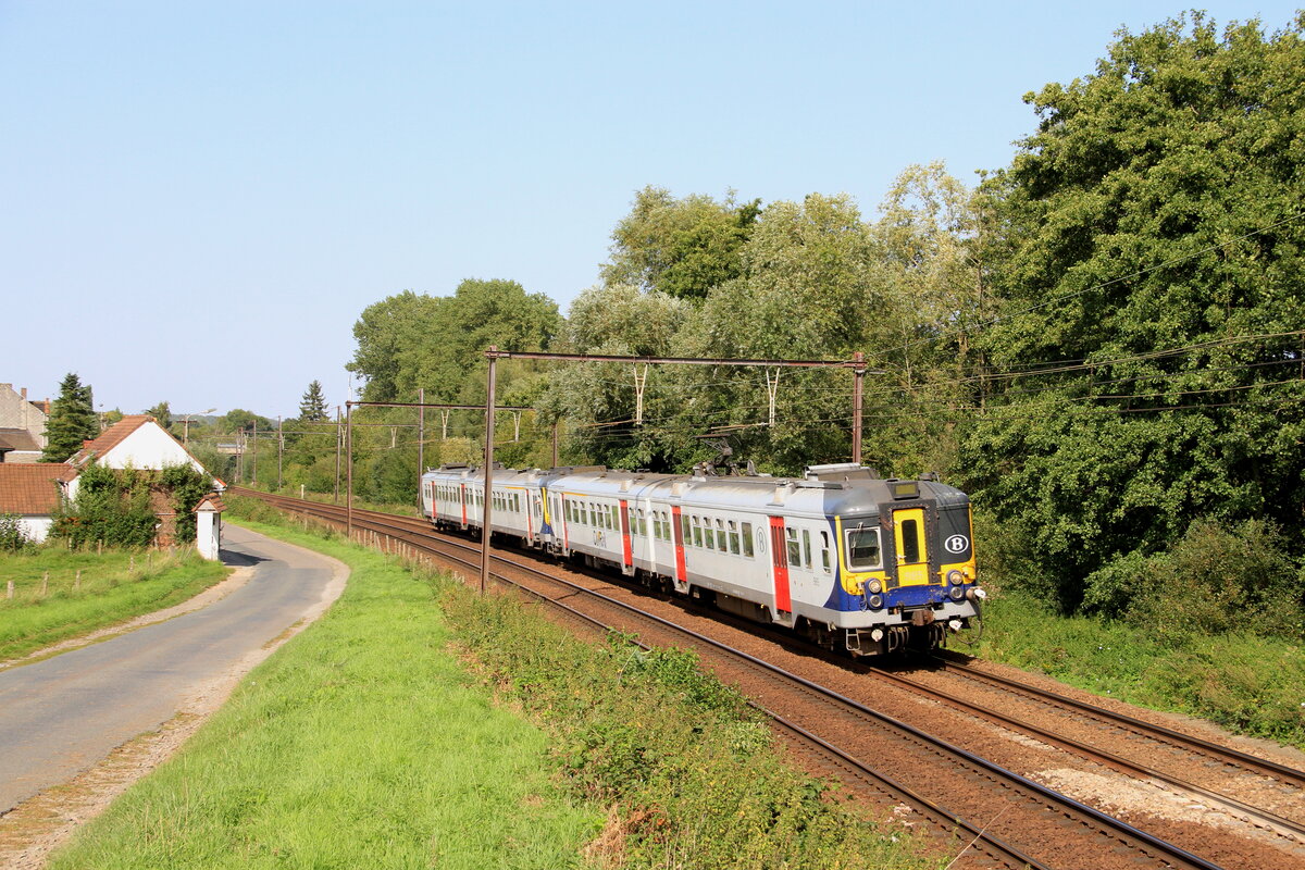 Belgiën
Triebzügen 985+976 vom SNCB mit einem Personenzug in Hennuyères
29/8/2017