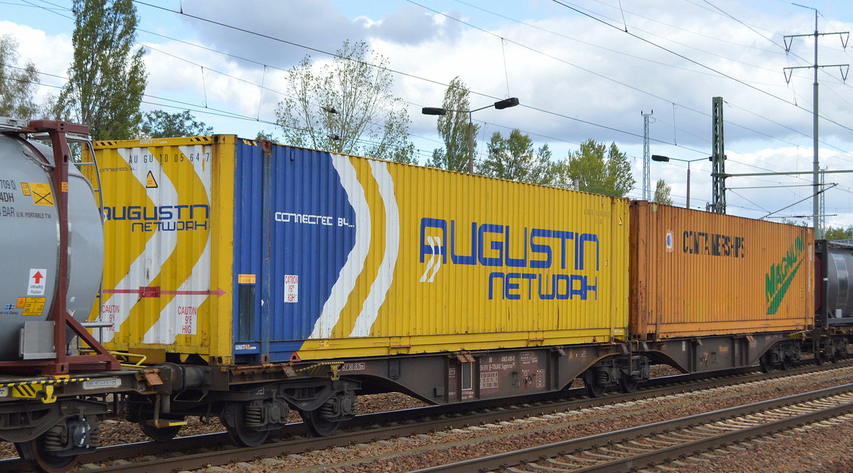 Belgischer Gelenk-Containertragwagen vom Einsteller Touax Rail Ltd  mit der Nr. 33 TEN RIV 88 B-TOUAX 4962 489-9 Sggmrss 90´ am 10.09.20 in einem Containerzug Bf. Flughafen Berlin Schönefeld.