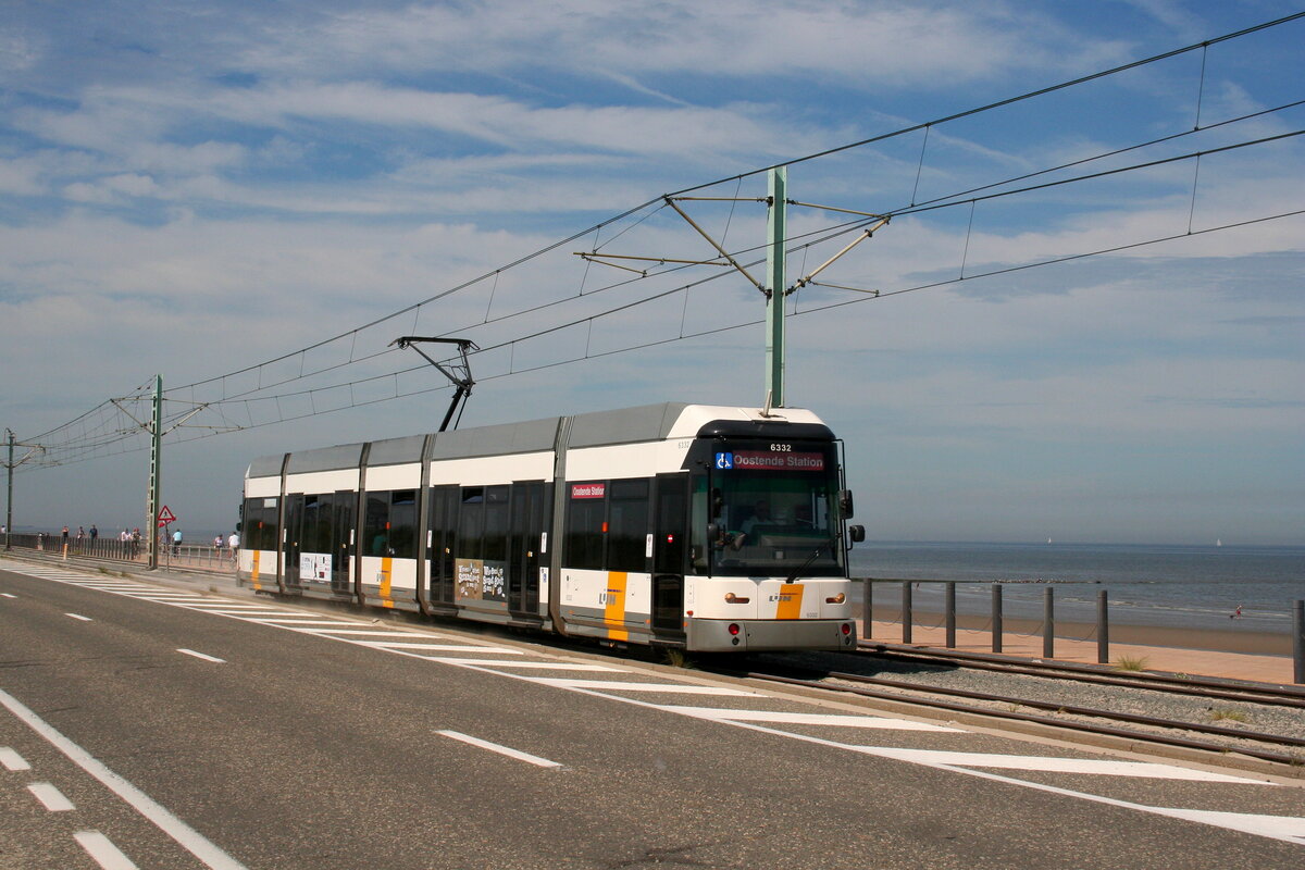 Belgium, Coastal tramline Knokke - Oostende - De Panne
Tramway 6332 in Mariakerke along the North Sea
19/7/2010
During the holiday season, Antwerpen and Gent lend a few trams to the coastal line.