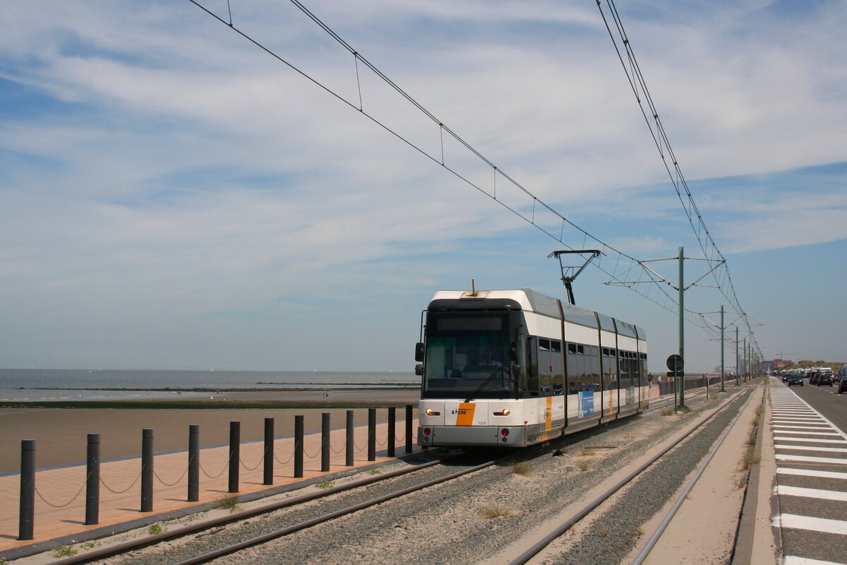 Belgium, Coastal tramline Knokke - Oostende - De Panne
Tramway 7225 in Mariakerke along the North Sea
19/7/2010
During the holiday season, Antwerpen and Gent lend a few trams to the coastal line.