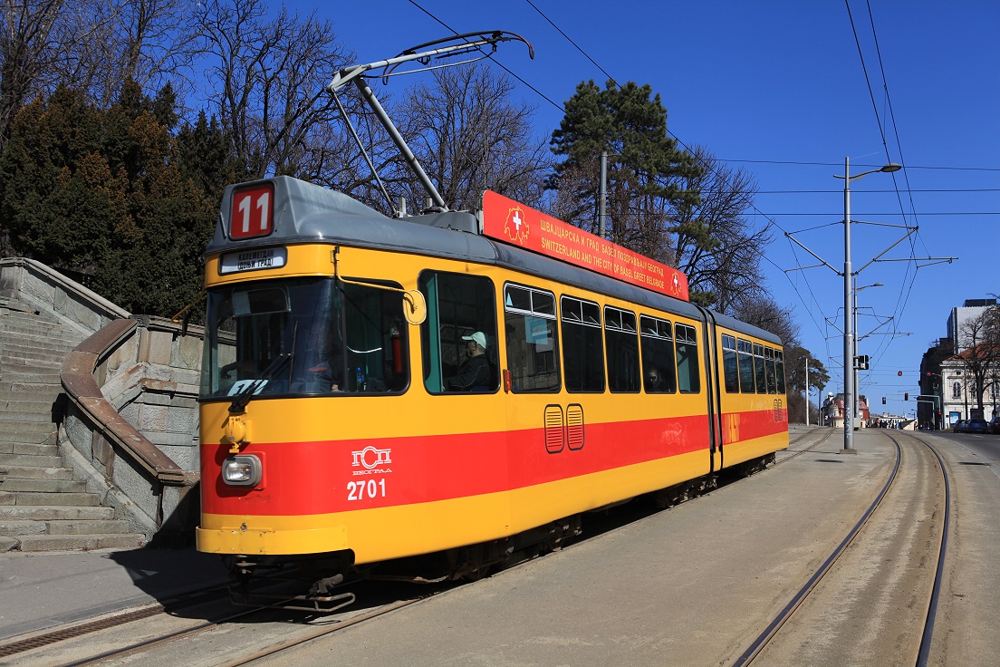 Belgrad Tw 2701 rollt entlang der alten Festung hinunter zum Save-Ufer, 28.02.2017.