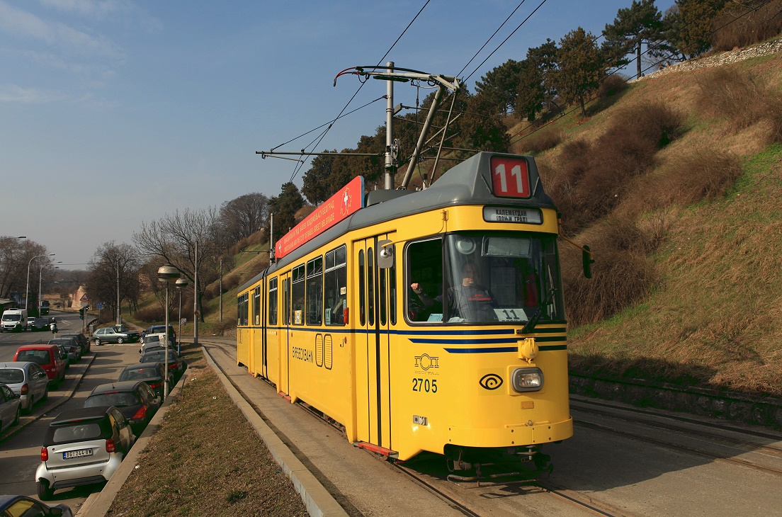 Belgrad Tw 2705 unterhalb der Festung, 27.02.2017. Die Linie 11 wird ausschliesslich mit ehemaligen Wagen der BLT bedient, es laufen nur Solo-Tw.