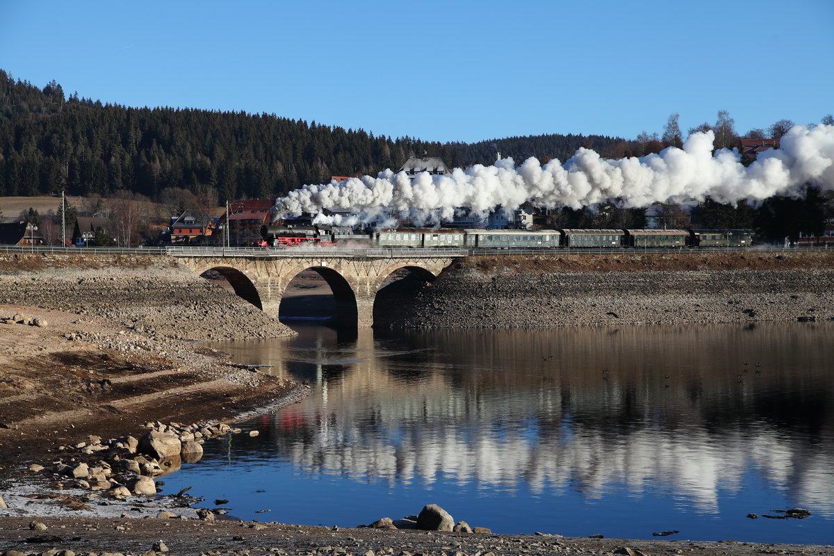 Beliebt sind die Winterfahren der IG Dreiseenbahn  zwischen den Tagen . Am 29.12.2016 beschleunigt 52 7596 der EFZ mit ihrem Museumszug nach dem Halt in Schluchsee.
