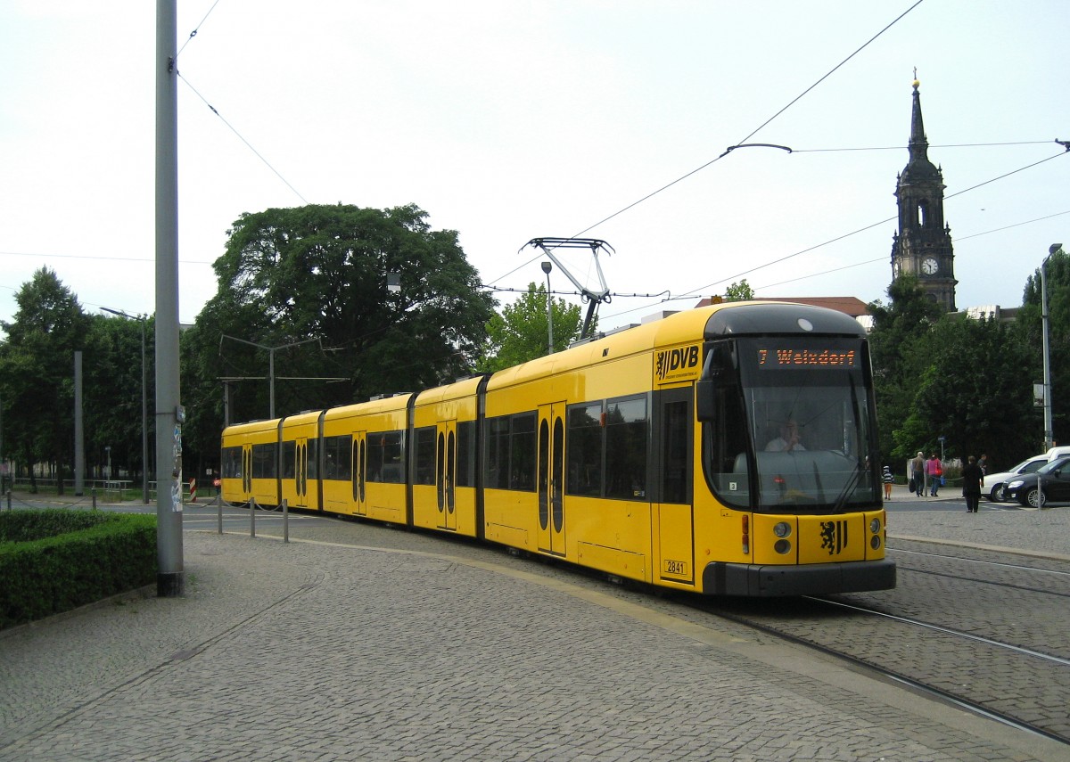 Beliebte Fotostelle.
Tw. 2841 auf der Linie 7,
nach Weixdorf,beim Erreichen 
des Albertplatzes.
Gesehen am 23.08.2013.