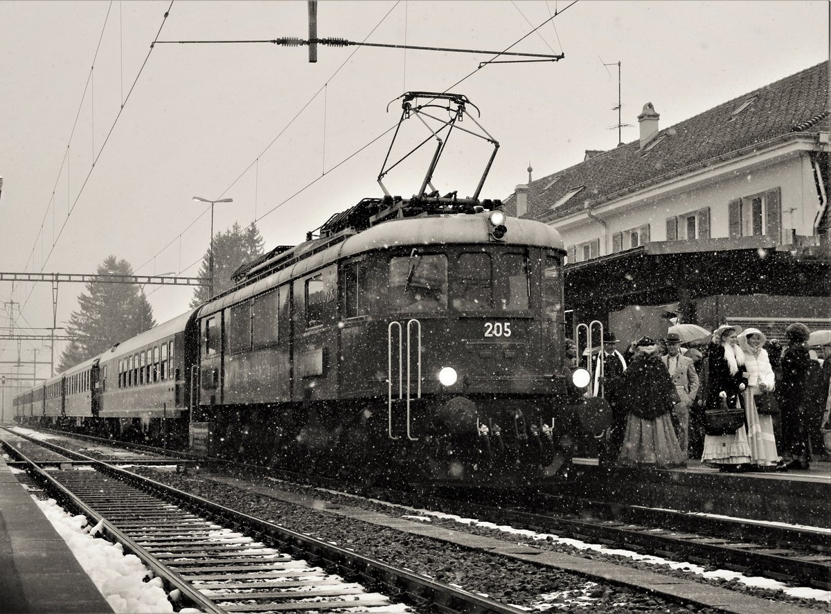 BELLE-EPOQUE-WOCHE 2018
BLS Ae 6/8 Nr. 205 mit einem Extrazug unter starkem Schneefall anlässlich der Eröffnung der Belle-Epoque-Woche 
im Bahnhof Kandersteg. 

Sonntag, 21. Januar 2018