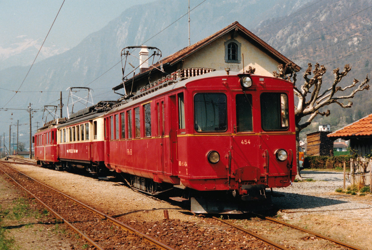 Bellinzona-Mesocco-Bahn.
Streckenabschnitt der Rhätischen Bahn im Kanton Tessin.
Von den Original-Triebwagen BCe 4/4 Nrn. 1-5 mit Baujahr 1907 bis 1909 hat nur der ABDe 4/4 454 bis zur endgültigen Einstellung des verbliebenen Güterbetriebes Castione-Arbedo - Cama im Jahre 2015 überlebt.
Infolge sehr schlechtem Zustand und mangelnden Finanzen musste er leider abgebrochen werden.
Die sechs Aufnahmen dieser Serie stammen zum grössten Teil aus den 80er-Jahren. 
Dank den sehr guten Beziehungen von einem bereits verstorbenen Kollegen zum Bahnpersonal erhielten wir am Karfreitag vom 17. April 1987 einige nicht planmässige  SUPLEMENTS .
Während wenigen Jahren fuhren auf diesem kurzen Streckenabschnitt Museumszüge der FERROVIA MESOLCINESE TURISTICA. Infolge Strassenausbau ist auch das bereits Geschichte.
Foto: Walter Ruetsch  