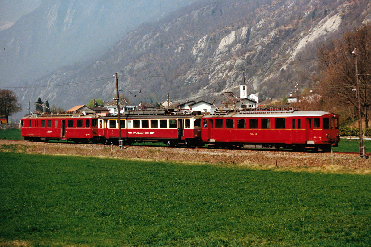Bellinzona-Mesocco-Bahn.
Streckenabschnitt der Rhätischen Bahn im Kanton Tessin.
Von den Original-Triebwagen BCe 4/4 Nrn. 1-5 mit Baujahr 1907 bis 1909 hat nur der ABDe 4/4 454 bis zur endgültigen Einstellung des verbliebenen Güterbetriebes Castione-Arbedo - Cama im Jahre 2015 überlebt.
Infolge sehr schlechtem Zustand und mangelnden Finanzen musste er leider abgebrochen werden.
Die sechs Aufnahmen dieser Serie stammen zum grössten Teil aus den 80er-Jahren. 
Dank den sehr guten Beziehungen von einem bereits verstorbenen Kollegen zum Bahnpersonal erhielten wir am Karfreitag vom 17. April 1987 einige nicht planmässige  SUPLEMENTS .
Während wenigen Jahren fuhren auf diesem kurzen Streckenabschnitt Museumszüge der FERROVIA MESOLCINESE TURISTICA. Infolge Strassenausbau ist auch das bereits Geschichte.
Foto: Walter Ruetsch  