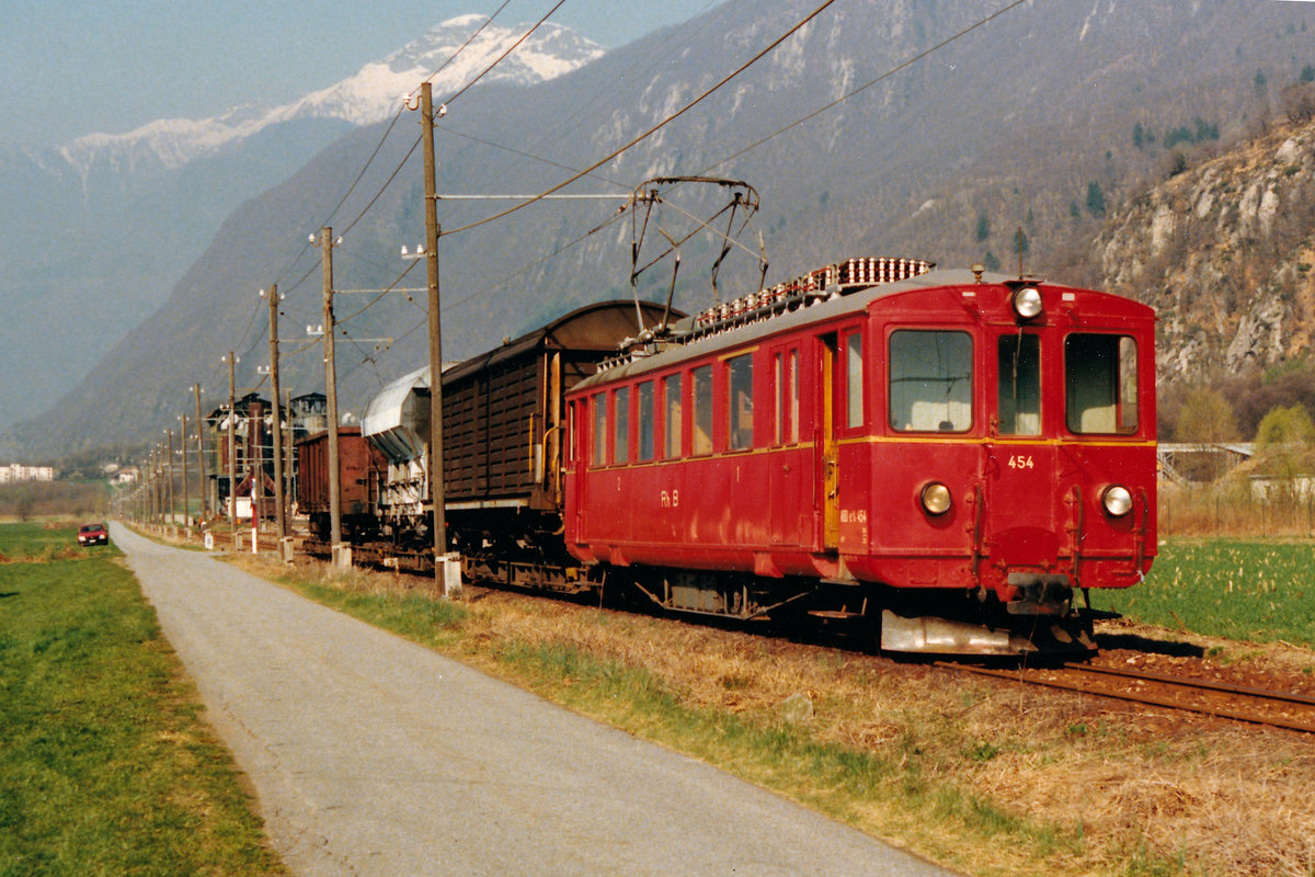 Bellinzona-Mesocco-Bahn.
Streckenabschnitt der Rhätischen Bahn/RhB im Kanton Tessin.
Von den Original-Triebwagen BCe 4/4 Nrn. 1-5 mit Baujahr 1907 bis 1909 hat nur der ABDe 4/4 454 bis zur endgültigen Einstellung des verbliebenen Güterbetriebes Castione-Arbedo - Cama im Jahre 2015 überlebt.
Infolge sehr schlechtem Zustand und mangelnden Finanzen musste er leider abgebrochen werden.
Die sechs Aufnahmen dieser Serie stammen zum grössten Teil aus den 80er-Jahren. 
Dank den sehr guten Beziehungen von einem bereits verstorbenen Kollegen zum Bahnpersonal erhielten wir am Karfreitag vom 17. April 1987 einige nicht planmässige  SUPLEMENTS .
Während wenigen Jahren fuhren auf diesem kurzen Streckenabschnitt Museumszüge der FERROVIA MESOLCINESE TURISTICA. Infolge Strassenausbau ist auch das bereits Geschichte.
Foto: Walter Ruetsch  