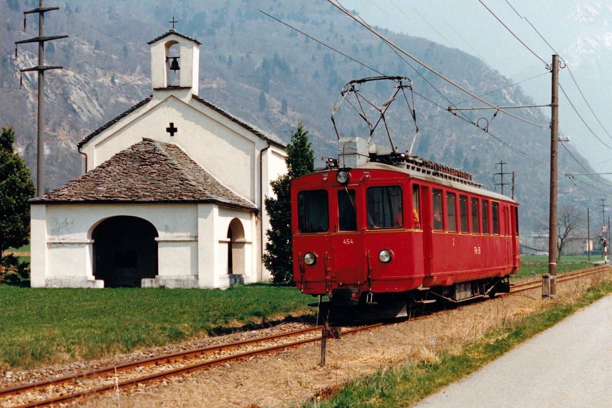 Bellinzona-Mesocco-Bahn.
Streckenabschnitt der Rhätischen Bahn/RhB im Kanton Tessin.
Von den Original-Triebwagen BCe 4/4 Nrn. 1-5 mit Baujahr 1907 bis 1909 hat nur der ABDe 4/4 454 bis zur endgültigen Einstellung des verbliebenen Güterbetriebes Castione-Arbedo - Cama im Jahre 2015 überlebt.
Infolge sehr schlechtem Zustand und mangelnden Finanzen musste er leider abgebrochen werden.
Die sechs Aufnahmen dieser Serie stammen zum grössten Teil aus den 80er-Jahren. 
Dank den sehr guten Beziehungen von einem bereits verstorbenen Kollegen zum Bahnpersonal erhielten wir am Karfreitag vom 17. April 1987 einige nicht planmässige  SUPLEMENTS .
Während wenigen Jahren fuhren auf diesem kurzen Streckenabschnitt Museumszüge der FERROVIA MESOLCINESE TURISTICA. Infolge Strassenausbau ist auch das bereits Geschichte.
Foto: Walter Ruetsch  