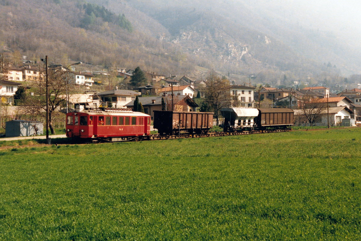 Bellinzona-Mesocco-Bahn.
Streckenabschnitt der Rhätischenbahn im Kanton Tessin.
Von den Original-Triebwagen BCe 4/4 Nrn. 1-5 mit Baujahr 1907 bis 1909 hat nur der ABDe 4/4 454 bis zur endgültigen Einstellung des verbliebenen Güterbetriebes Castione-Arbedo - Cama im Jahre 2015 überlebt.
Infolge sehr schlechtem Zustand und mangelnden Finanzen musste er leider abgebrochen werden.
Die sechs Aufnahmen dieser Serie stammen zum grössten Teil aus den 80er-Jahren. 
Dank den sehr guten Beziehungen von einem bereits verstorbenen Kollegen zum Bahnpersonal erhielten wir am Karfreitag vom 17. April 1987 einige nicht planmässige  SUPLEMENTS .
Während wenigen Jahren fuhren auf diesem kurzen Streckenabschnitt Museumszüge der FERROVIA MESOLCINESE TURISTICA. Infolge Strassenausbau ist auch das bereits Geschichte.
Foto: Walter Ruetsch  