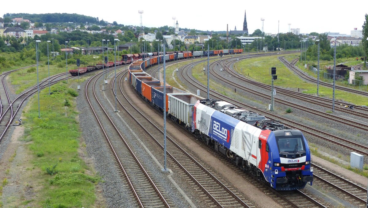 BELog Baustoffe-Entsorgung-Logistik GmbH , Stadler Eurodual 9080 2159 238-5 D-RCM mit einem Leerzug offener Güterwagen in Gera am 8.8.2023
