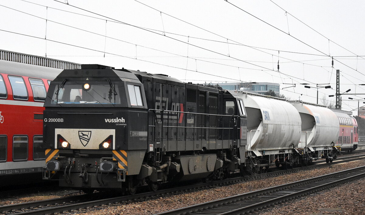 BELog Baustoffe- Entsorgung- Logistik GmbH & Co. KG, Langenau [D] mit der angemieteten northrail MaK G 2000BB [NVR-Nummer: 92 80 1272 407-8 D-NRAIL) und zwei Staubgutwagen am 26.01.23 Durchfahrt Bahnhof Flughafen BER Terminal 5