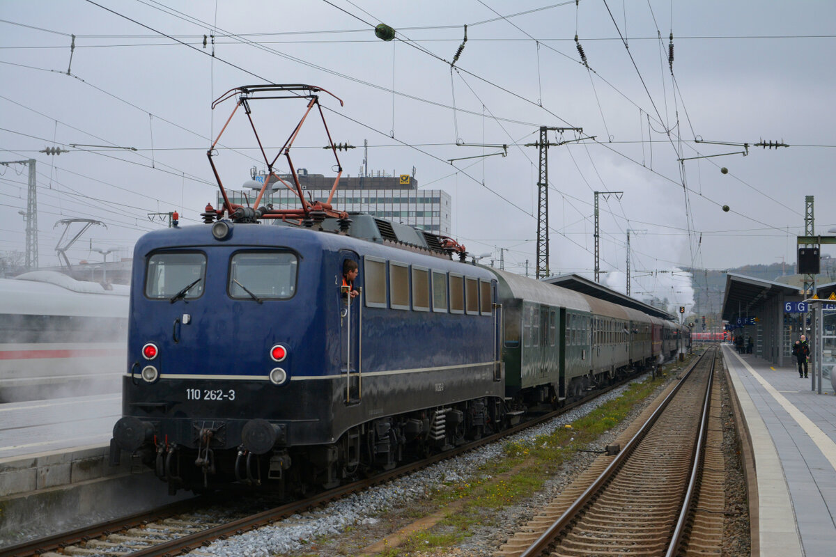 BEM Nördlingen: Nachschuss auf den Sonderzug „Würzburger Land“ (München/Nördlingen - Gunzenhausen - Würzburg u. z.) mit S 3/6 3673 & am Zugschluss 110 262-3 bei der Einfahrt in den Würzburger Hbf. 30. Oktober 2021
