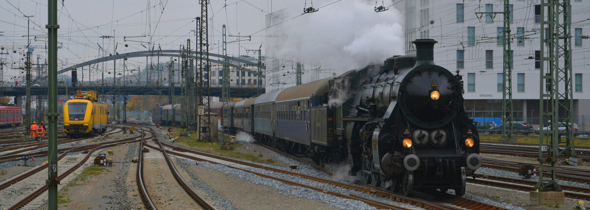 BEM Nördlingen: Sonderzug „Würzburger Land“ (München/Nördlingen - Gunzenhausen - Würzburg u. z.) mit S 3/6 3673 & 110 262-3 bei der Einfahrt in den Würzburger Hbf. 30. Oktober 2021
