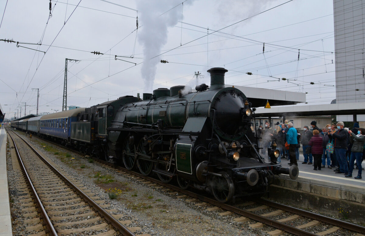 BEM Nördlingen: Sonderzug „Würzburger Land“ (München/Nördlingen - Gunzenhausen - Würzburg u. z.) mit der dicht umringten S 3/6 3673 & 110 262-3 am Zugschluss im Würzburger Hbf. 30. Oktober 2021
