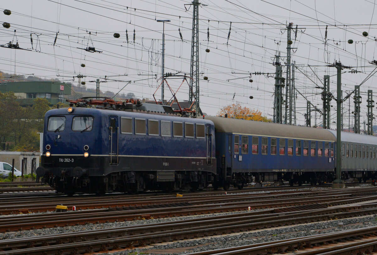 BEM Nördlingen: Sonderzug „Würzburger Land“ (München/Nördlingen - Gunzenhausen - Würzburg u. z.) mit 110 262-3 (BayernBahn) bei der Fahrt zur Abstellung. Aufgenommen im westlichen Gleisvorfeld des Würzburger Hbf. 30. Oktober 2021
