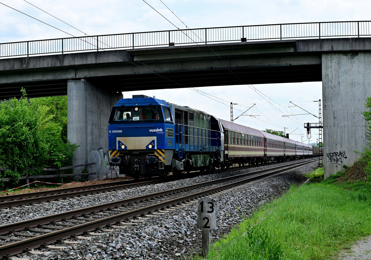 Bentheimer Eisenbahn D22 mit einigen Personenwagen und mehreren Containerwagen ist sie hier in Thüngersheim unter der Brücke abgelichtet worden am Dienstag den 10.5.2022