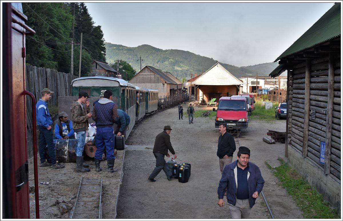 Bereit zur Abfahrt. Es herrscht reges Treiben im Depotgelände in Viseu de Sus. (12.06.2017)