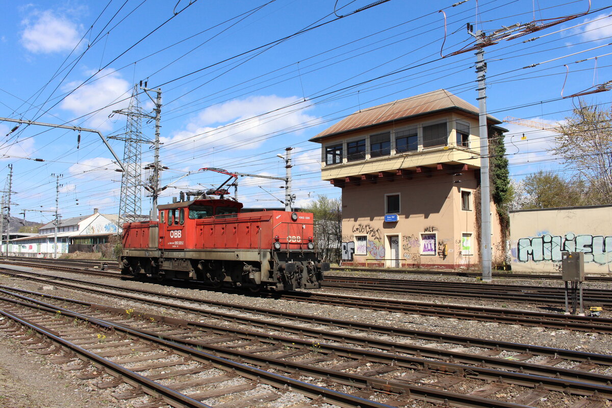 Bereits 2019 gab es die Meldung, dass das ehemalige Stellwerk 2 in Graz abgerissen werden soll.
Das Stellwerk, das bis in die 90er Jahre als eines von 4 den Verkehr in Graz regelte, steht am 11.4.2022 noch immer und bietet eine tolle Kulisse für die 1063 020.
