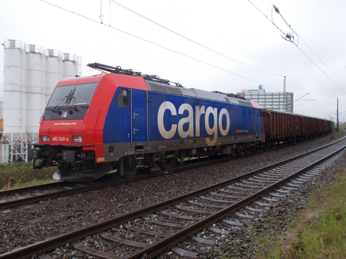Bereits abgebügelt stand,am 27.April 2015,die 482 049 in Stralsund Rügendamm.Wenig später wurde die Lok mit dem gesamten Zug von Locon`s 101 in den stromlosen Stralsunder Nordhafen gebracht.