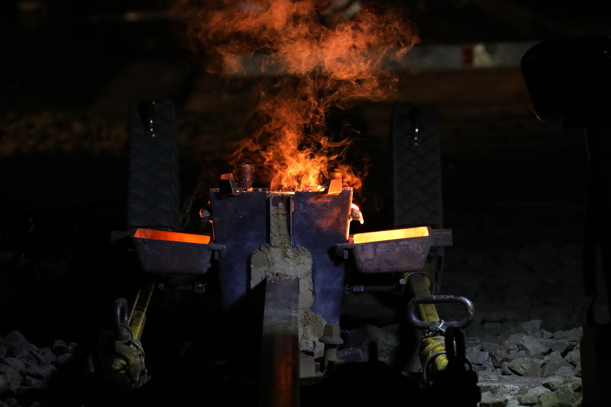 Bereits abgeflossen nach der Thermit-Reaktion beginnt das Heiße Material seine Abkühlphase. 
19. Oktober 2017 bei Schwanberg.