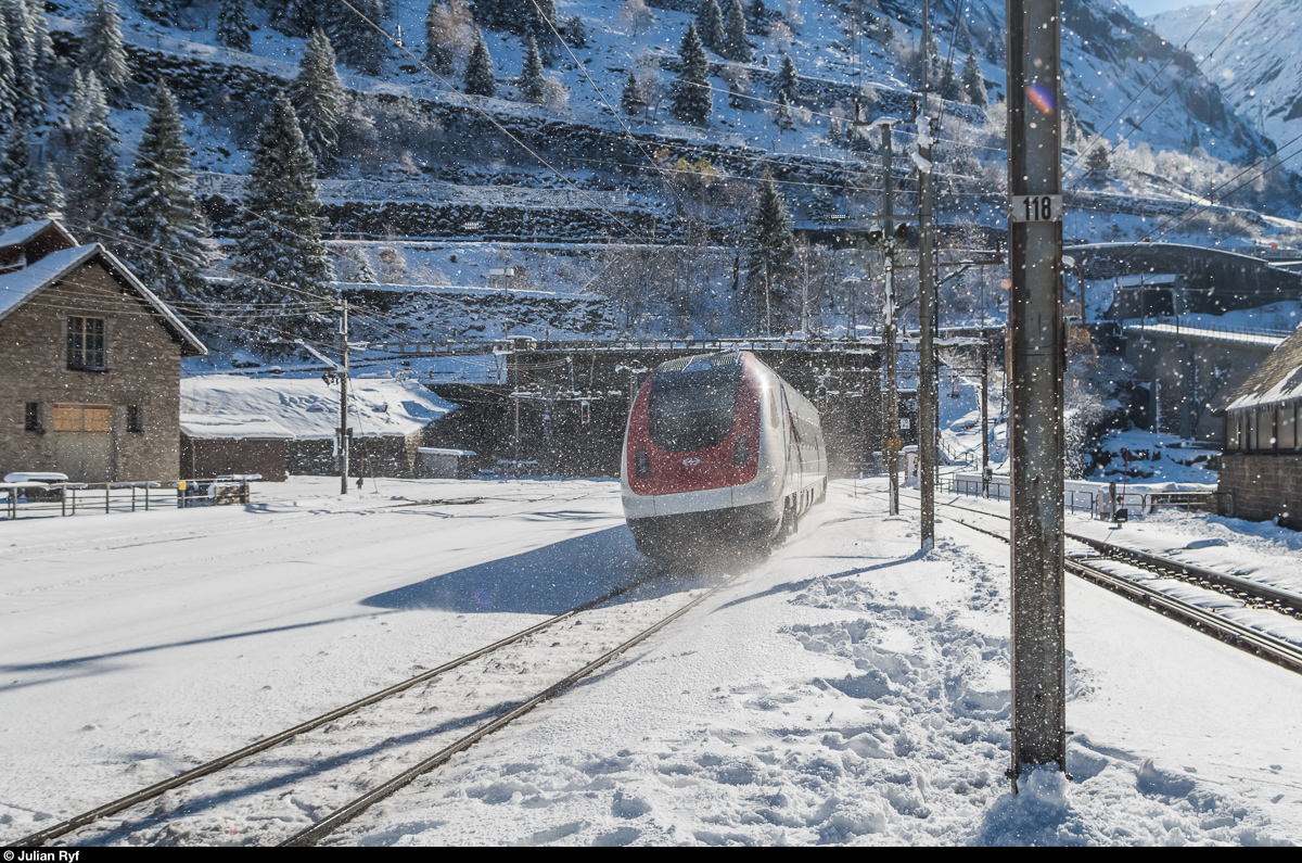Bereits am 12. November gibt es im 2016 erste Schneebilder vom Gotthard! ICN RABDe 500 001  Jean Piaget  taucht in Göschenen gerade in den Gotthard Scheiteltunnel ein.