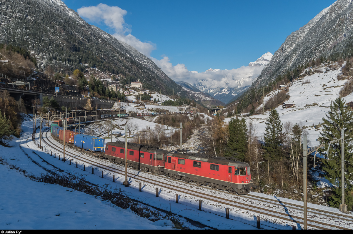 Bereits am 12. November gibt es im 2016 erste Schneebilder vom Gotthard! Re 4/4 II 11349 und Re 6/6 11666  Stein am Rhein  ziehen einen schweren UKV-Zug durch die Wattingerkurve bergwärts. Am Zugschluss hilft Re 421 388.