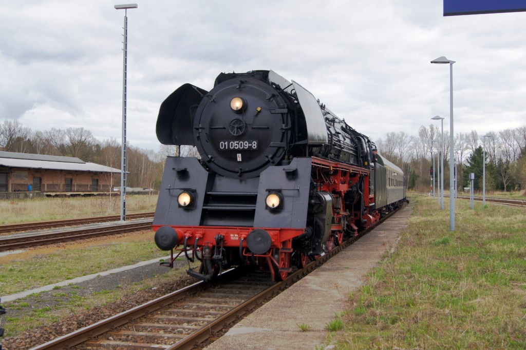 Bereits am 17.04.2015 stand die 01 0509-8 mit ihrem Sonderzug im Rahmen des Lokfestes des Bw DD-Altstadt in Ebersbach. Sie zog auf der Rückfahrt aus Zittau nach Dresden den Sonderzug. Am Ende schob eine weitere 01.