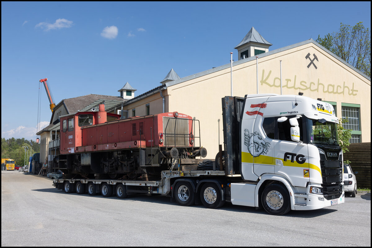 Bereits am Aufbau ist der Kran im Hintergrund der GKB DH 600.2 auf Ihren Sockel heben wird. 29.4.2025 