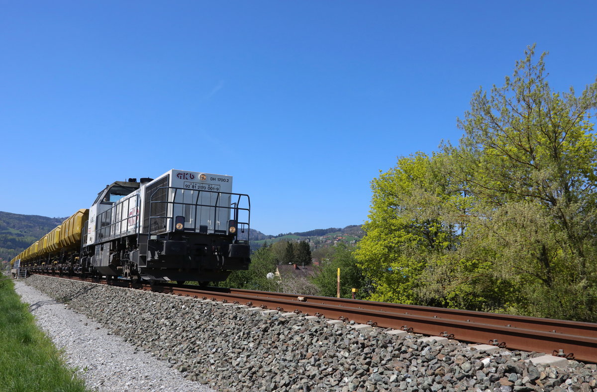 Bereits am Donnerstag strahlte die Sonne wie im Sommer ,.... 

2170.001 rollt mit Ihrem Abraumzug nach Frauental Bad Gams . 
19.04.2018
